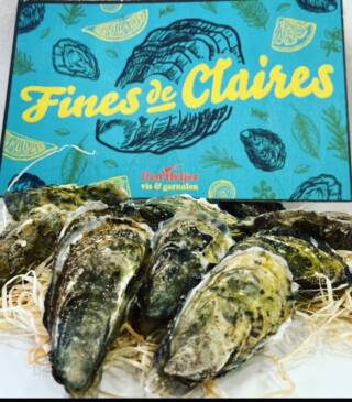 Heeft u onze nieuwe huisstijlverpakking van de fines de Claires al gezien?Een mooie verpakking voor ‘n heerlijke oester!
#denheijermaaktjeblijer #oesters #scheveningen # groothandel #lekker #eyecatcher #finesdeclaires #toppers