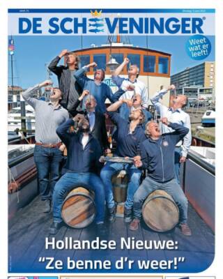 De 2 Gebroeders Den Heijer op de voorpagina van de Scheveninger deze week! Haring verbroedert zoals het aloude gezegde zegt❤️#denheijermaaktjeblijer #hollandsenieuwe #broederliefde #2022 #descheveninger #scheveningen #haven #kwaliteit #wgdenheijer #smullen